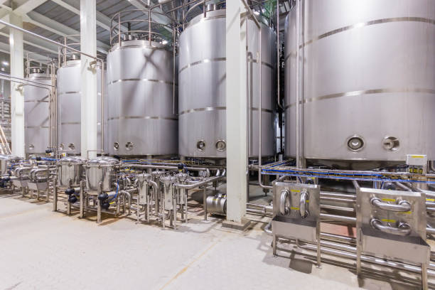 tanque de mezcla de equipos de fábrica farmacéutica en la línea de producción - batidora eléctrica fotografías e imágenes de stock