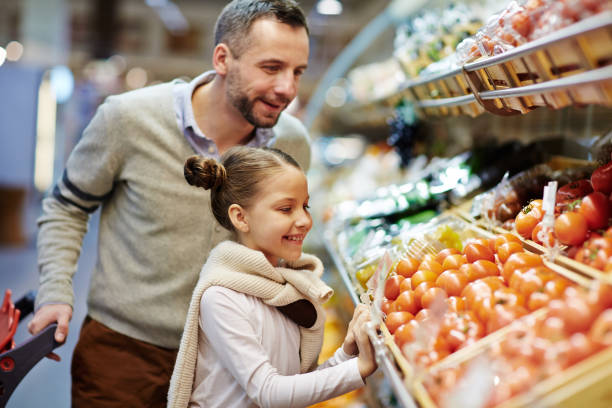 szczęśliwa rodzina kupując świeże warzywa - farmers market agricultural fair vegetable child zdjęcia i obrazy z banku zdjęć