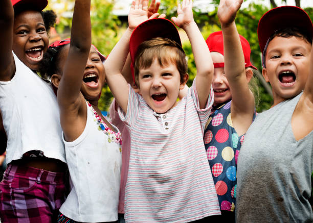 niños de la escuela alegres al aire libre excursión - campamento de verano fotografías e imágenes de stock