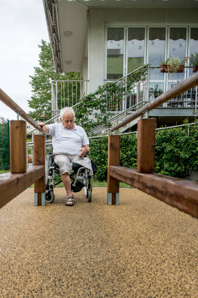 istock Senior Man With Amputated Leg Exercising On The Barre 685864094