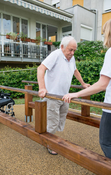 istock Senior Man With Amputated Leg Exercising On The Barre 685864106