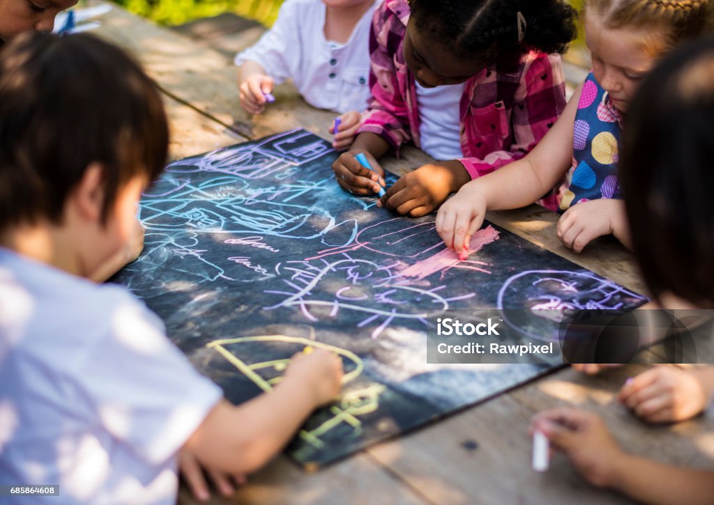 Enfants dessinant la classe d’art à l’extérieur - Photo de Colonie de vacances libre de droits