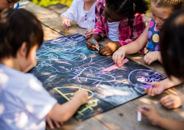 bambini che disegnano lezioni d'arte all'aperto - colonia estiva foto e immagini stock