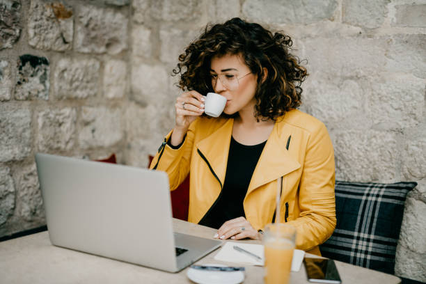 istock Coffee break for a beautiful young curly-haired reporter 685865280