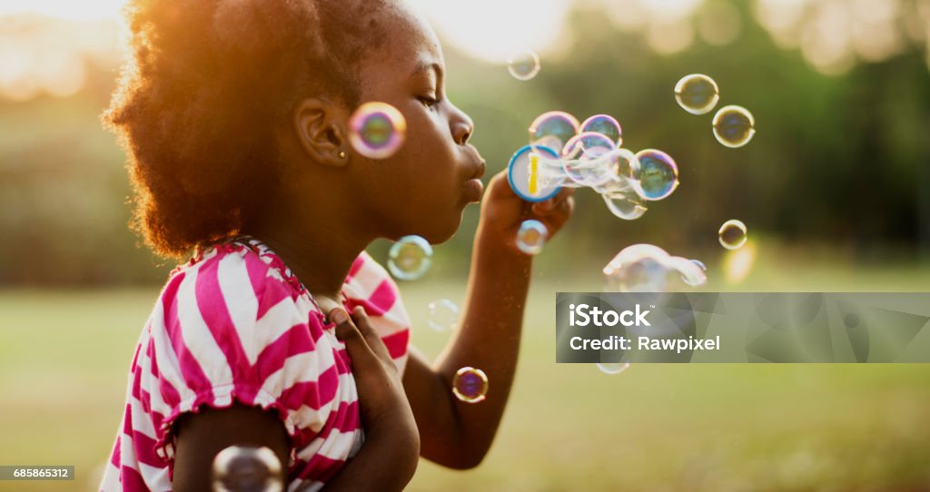 Afrikanische Abstammung Mädchen spielen Blase Blase in einem Park - Lizenzfrei Kind Stock-Foto