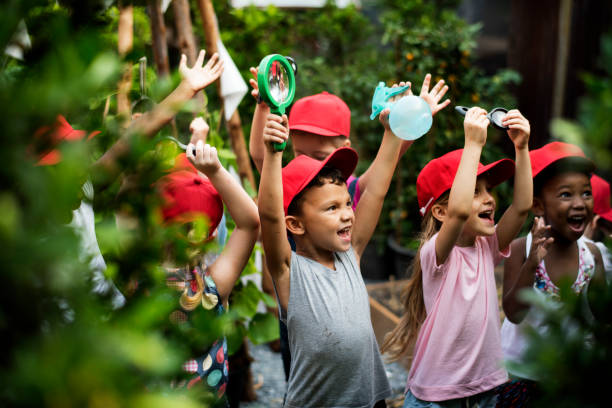 kindergarten-kinder-exkursion in einen garten - field trip stock-fotos und bilder