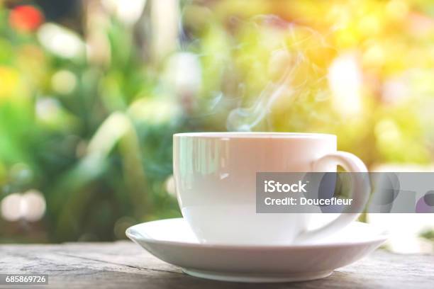 緑の背景の上の木製のテーブルの上にホット コーヒー カップ - コーヒーのストックフォトや画像を多数ご用意 - コーヒー, コーヒーカップ, 蒸気