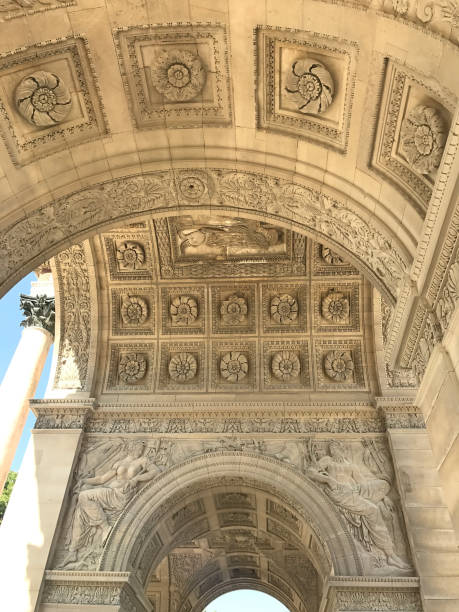 istock Arch on the square of Carrousel 685873382