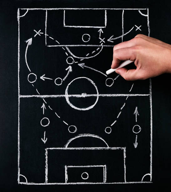 estrategia de tácticas de fútbol o fútbol, dibujadas por tiza en la tabla de tiza con un entrenador de fútbol durante el tiempo fuera - football strategy plan sport fotografías e imágenes de stock