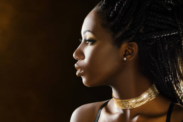 studio profil beauté portrait de jeune fille africaine. - black and gold photos et images de collection