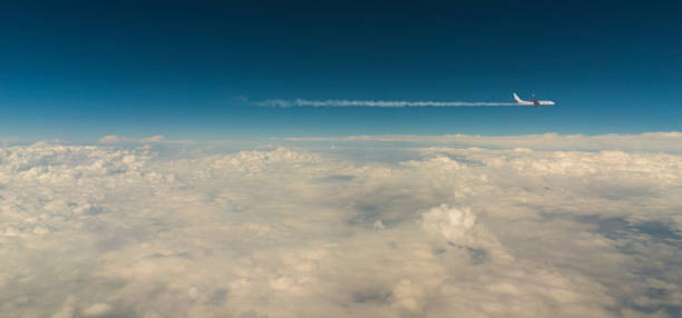 airplane above clouds with copyspace - rasto de fumo de avião imagens e fotografias de stock