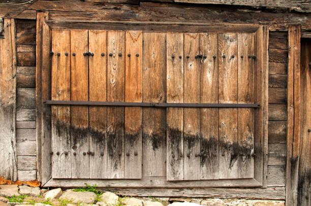 istock Facade of old rural house 685893880