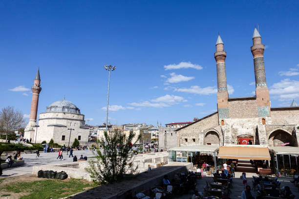 die zwei minaretten der cifte minare medrese in sivas - sivas stock-fotos und bilder