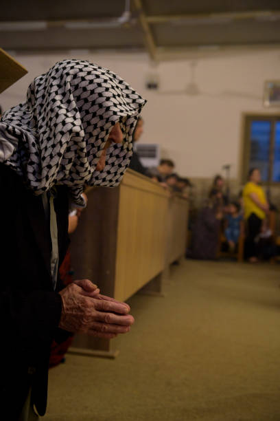 iraquiano cristão rezando na igreja católica siríaca, em erbil - cultura iraquiana - fotografias e filmes do acervo