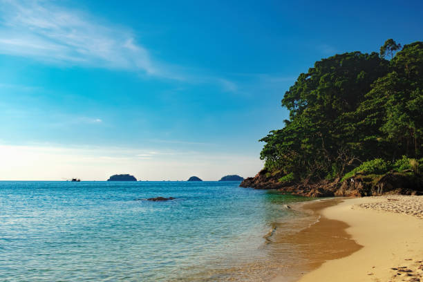 istock Beautiful tropical ocean or sea on sunny day 685915162