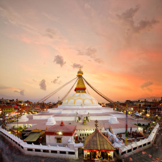 boudhanath stupa au coucher du soleil - bodnath stupa kathmandu stupa flag photos et images de collection