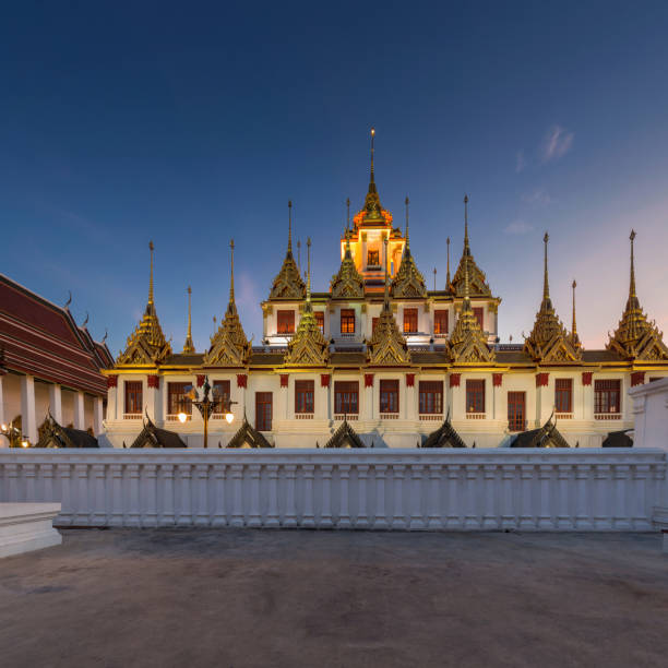 lohaprasat em wat ratchanatdaram worawihan, belo templo em bangkok, tailândia - iron asian culture buddhism buddha - fotografias e filmes do acervo