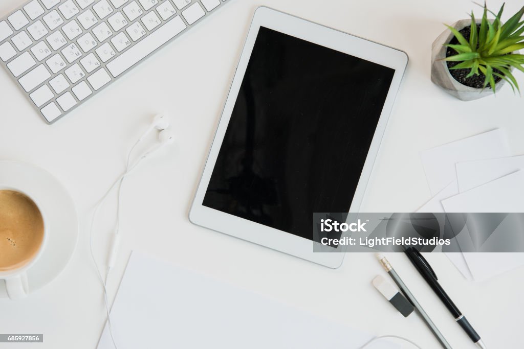 Draufsicht der Tastatur mit Büromaterial und digital-Tablette auf Tischplatte. Laptop tablet - Lizenzfrei Tablet PC Stock-Foto