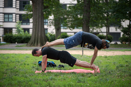 ワシントン DC の子午線の丘公園で Acroyoga - ストックフォト・写真素材...
