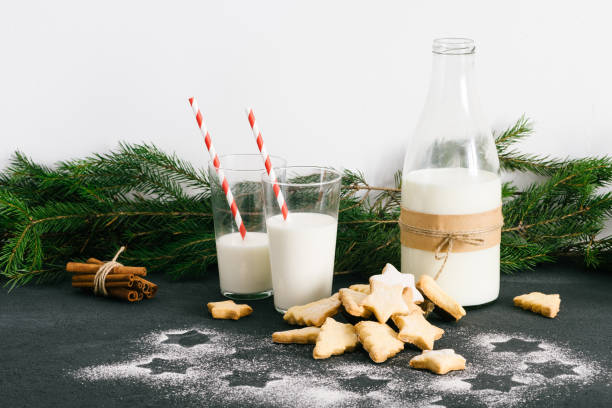 galletas caseras temáticas de navidad y leche en la mesa - milk milk bottle drinking straw cookie fotografías e imágenes de stock