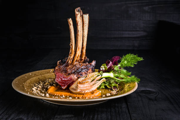 gourmet-main entree kurs gegrillt rack mit lamm - rack of lamb meat restaurant main course stock-fotos und bilder