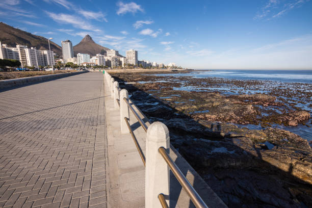 paseo marítimo vacío de sea point en ciudad del cabo, sudáfrica - green point fotografías e imágenes de stock