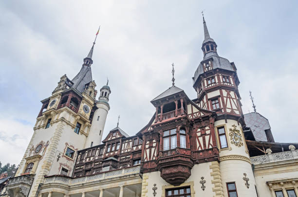 sinaia, romania-4 de abril de 2017: visita al castillo de los peles desde sinaís rumania, montañas cárpatos - mansion tudor style non urban scene residential structure fotografías e imágenes de stock