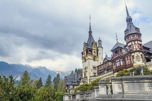 sinaia, romania-4 de abril de 2017: visita al castillo de los peles desde sinaís rumania, montañas cárpatos - mansion tudor style non urban scene residential structure fotografías e imágenes de stock