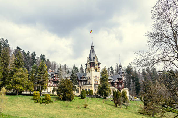 sinaia, romania-4 de abril de 2017: visita al castillo de los peles desde sinaís rumania, montañas cárpatos - mansion tudor style non urban scene residential structure fotografías e imágenes de stock