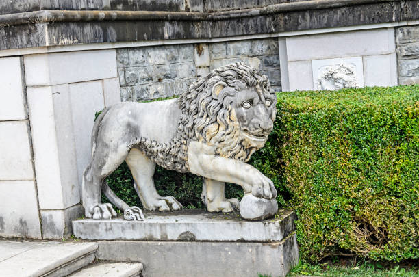 sinaia, romania-4 de abril de 2017: visita al castillo de los peles desde sinaís rumania, montañas cárpatos - mansion tudor style non urban scene residential structure fotografías e imágenes de stock