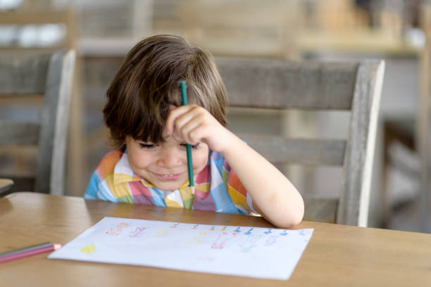 istock little boy drawing a picture 686034910