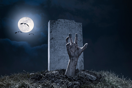 Zombie mano Halloween cementerio noche monstruo aterrador photo