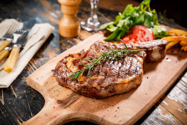 rebanadas steak ribeye - alimentos cocinados fotos fotografías e imágenes de stock