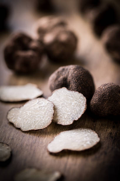 negro y negro con rebanadas de trufas - truffle fotografías e imágenes de stock