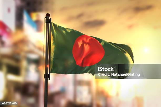 Bangladeschflagge Gegen City Unscharf Hintergrund Bei Sonnenaufgang Hintergrundbeleuchtung Stockfoto und mehr Bilder von Bangladesch