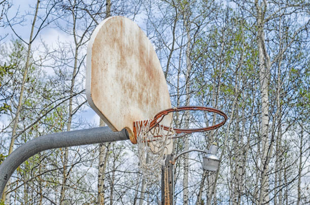 istock Abandoned Basketball Hoop 686127280