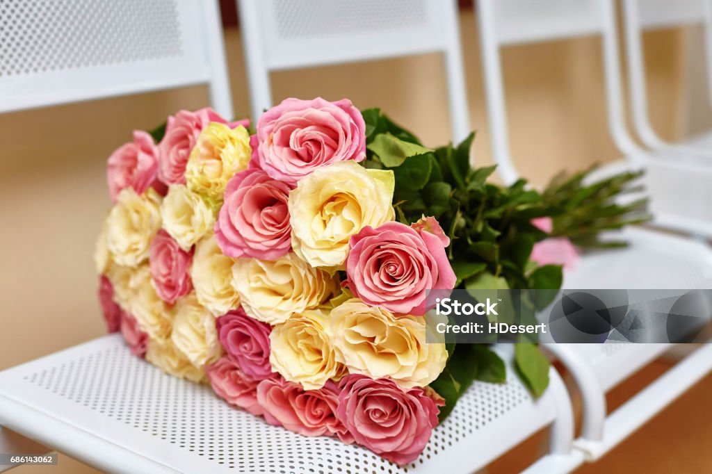 Gran Ramo De Rosas Amarillas Y Rosa En Sillas Blancas Foto de stock y más  banco de imágenes de Acontecimiento - iStock