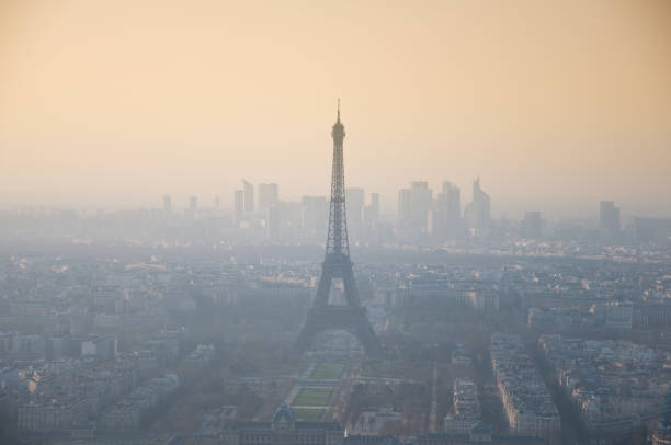 smog. eiffel-turm. paris. - smog city pollution town stock-fotos und bilder