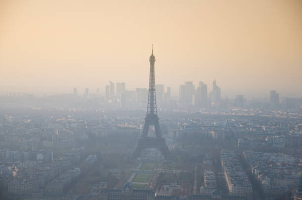 スモッグ。エッフェル塔。パリ。 - 大気汚染 ストックフォトと画像