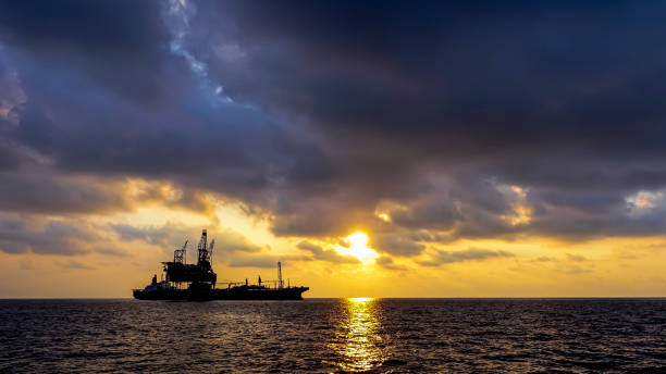 드릴링 장비 및 생산 플랫폼 - oil rig sea remote oil industry 뉴스 사진 이미지