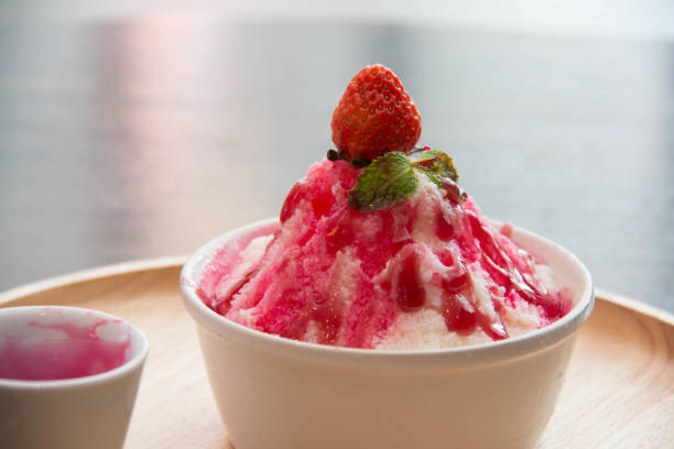 istock bingsu with strawberry and sauce 686180134