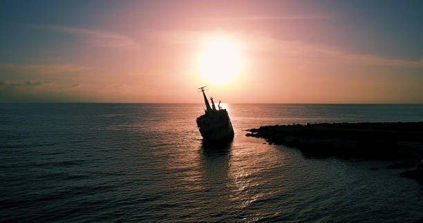 事故の後の古い船と美しい海の風景。 - cyprus paphos storm sea ストックフォトと画像