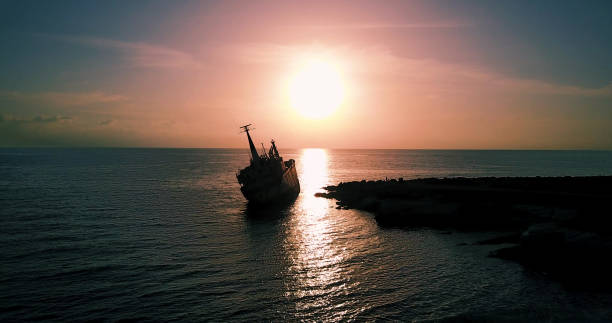 事故の後の古い船と美しい海の風景。 - cyprus paphos storm sea ストックフォトと画像