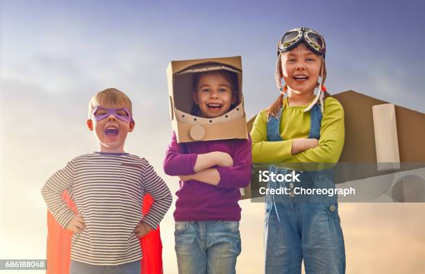 Freundespiele Im Freien Stockfoto und mehr Bilder von Kind - Kind, Tag, Glücklichsein