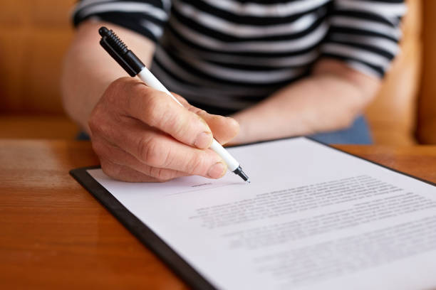 istock Old woman signature document 686205528