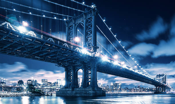 manhattan bridge at night in new york city - new york city night brooklyn bridge skyline imagens e fotografias de stock