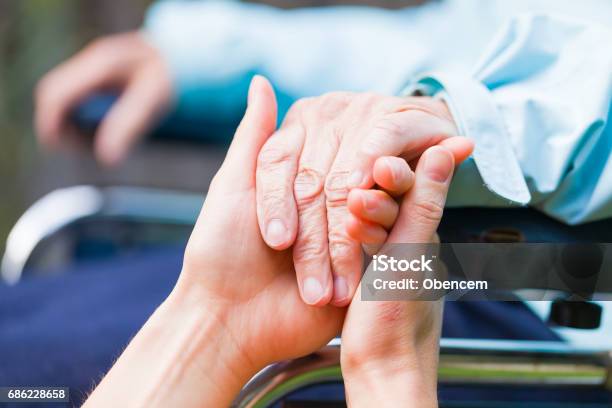 Helfende Hände Stockfoto und mehr Bilder von Alter Erwachsener - Alter Erwachsener, Hand, Gesundheitswesen und Medizin