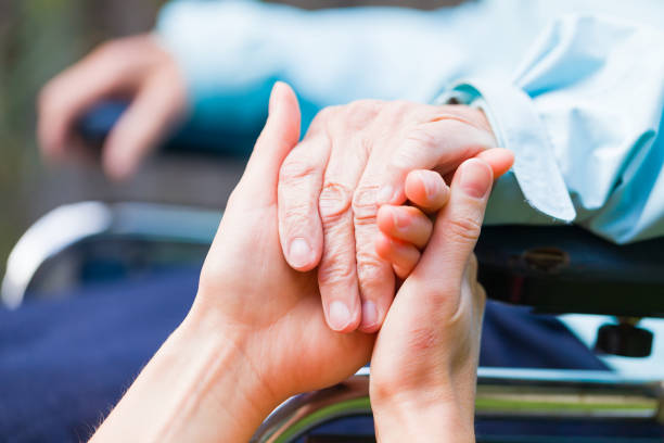 aider les mains - home caregiver senior adult community outreach nursing home photos et images de collection