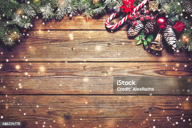 Weihnachtlicher Hintergrund Mit Tannenbaum Und Dekoration Stockfoto und mehr Bilder von Bildhintergrund