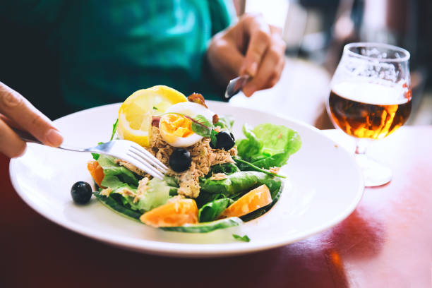 clásica ensalada nicoise o ensalada de atún y vaso de cerveza. - salad food beer restaurant fotografías e imágenes de stock